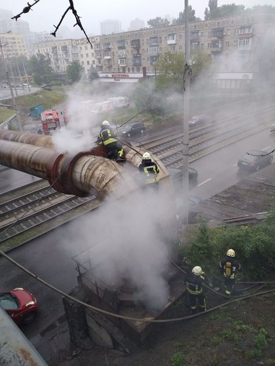 У колекторі теплотраси в Києві сталася пожежа (фото)