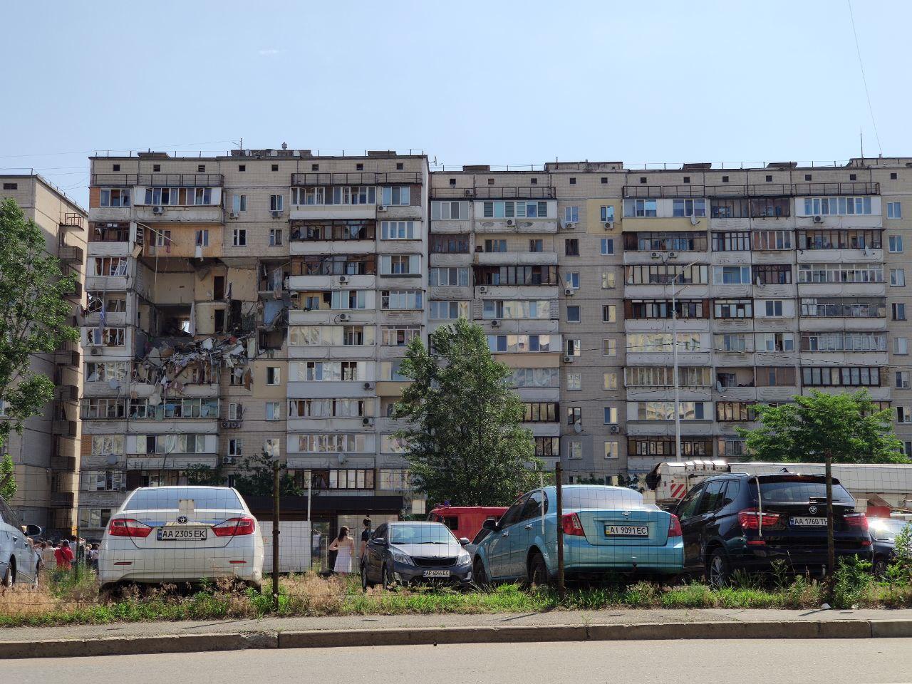 Вибух на Позняках: зруйновано чотири поверхи