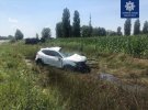 У селищі Макарів на Київщині  зіткнулися  Nissan Qashqai та вантажівка. Остання від удару перекинулася. Водійка позашляховика в лікарні