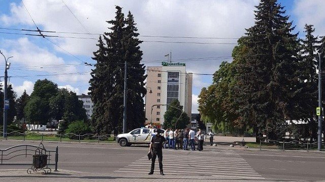 Захоплення заручників у Луцьку: терорист обстріляв дрон СБУ і кинув вибухівку