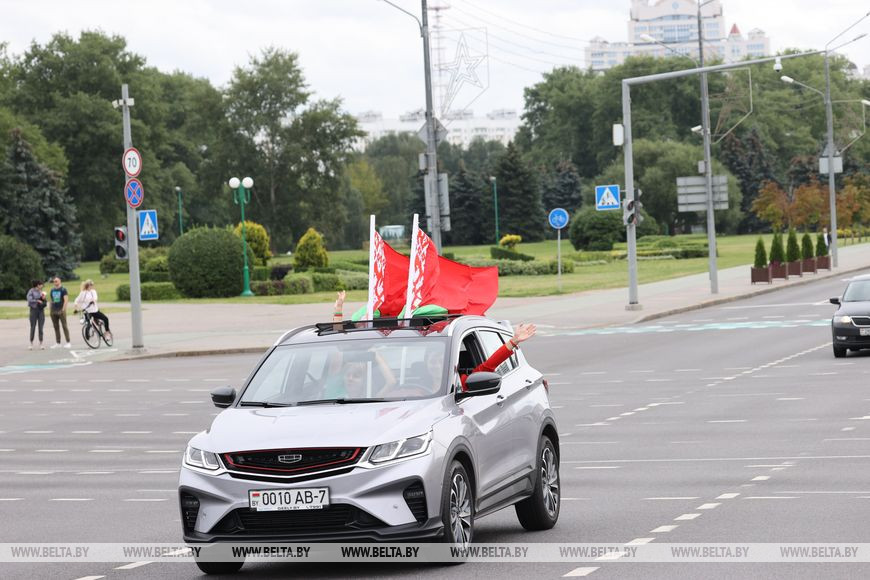 В Минске более 100 водителей присоединились к автопробегу в поддержку Лукашенко. Фото: БЕЛТА