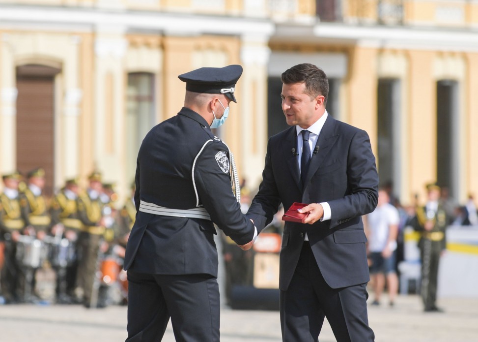 У День Незалежності Володимир Зеленський присвоїв почесне звання Героя України трьом громадянам