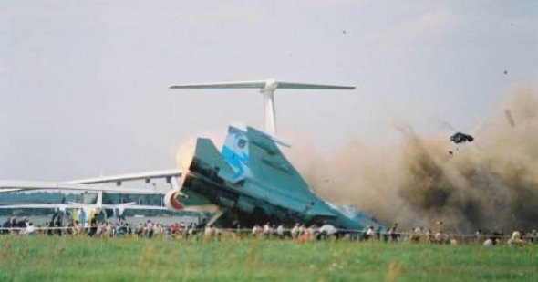 На військовому аеродромі Скнилів у Львові під час авіашоу відбулася катастрофа – на глядачів впав винищувач Су-27. Загинуло 77 осіб