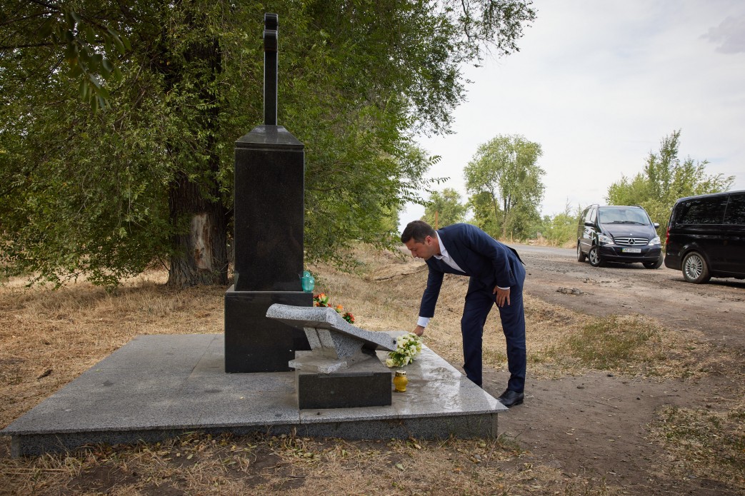 У Дніпропетровській області Президент поклав квіти на місці загибелі українського музиканта, Героя України Андрія Кузьменка