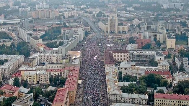 Нова акція в Мінську: 200 тис. осіб, військові з автоматами і оточення музею