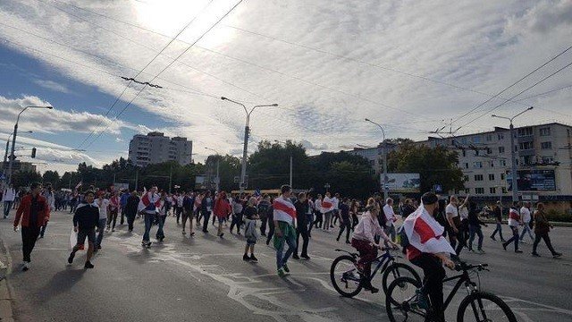 У Мінську протестувальники почали будувати барикади