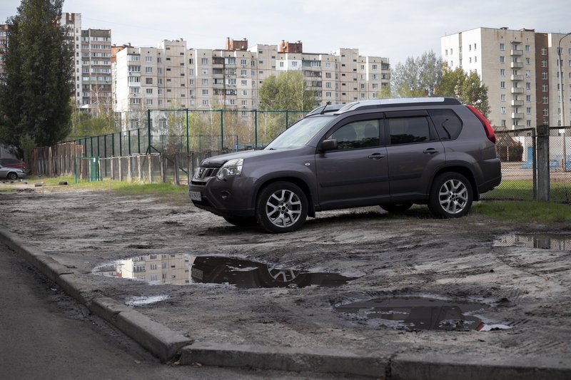 Заїжджають на зелені зони, тому що на Троєщині немає парковок – Бусаєв