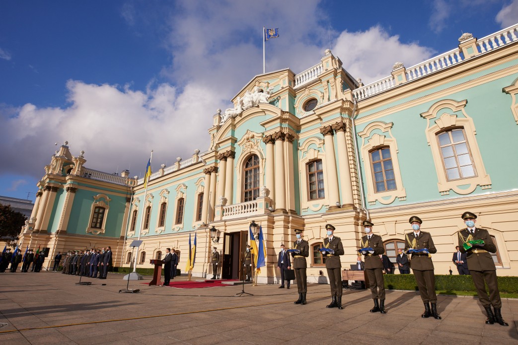 Україна прагне до встановлення миру, але дбає про обороноздатність свого війська – Президент